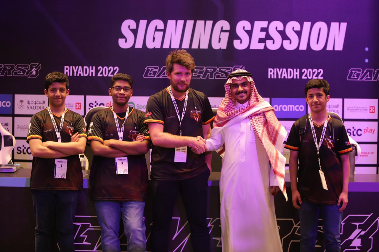 رئيس مجلس إدارة نادي F16 يتنحى عن منصبه الإداري